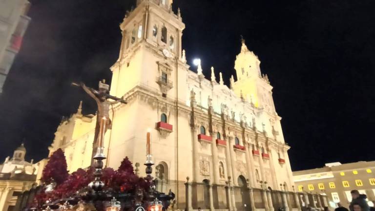 La cofradía de los Estudiantes, a su paso por la Catedral de Jaén