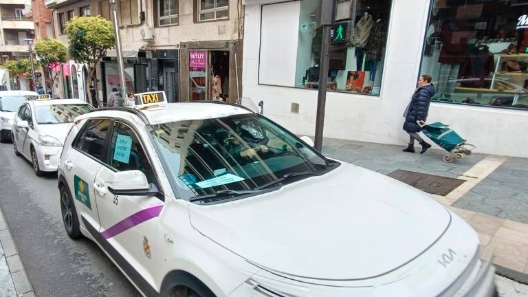 El sector del taxi condena la agresión sufrida por un compañero con una marcha lenta