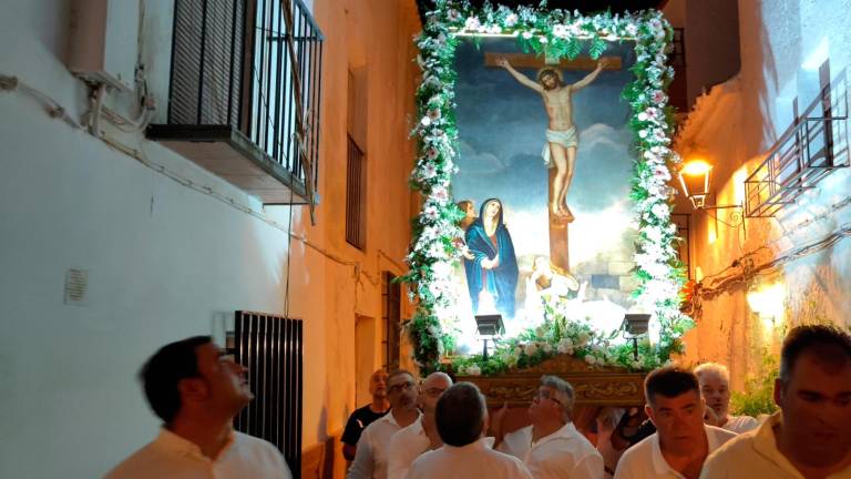 El Cristo del Perdón discurre entre vivas ante sus seguidores en Hinojares