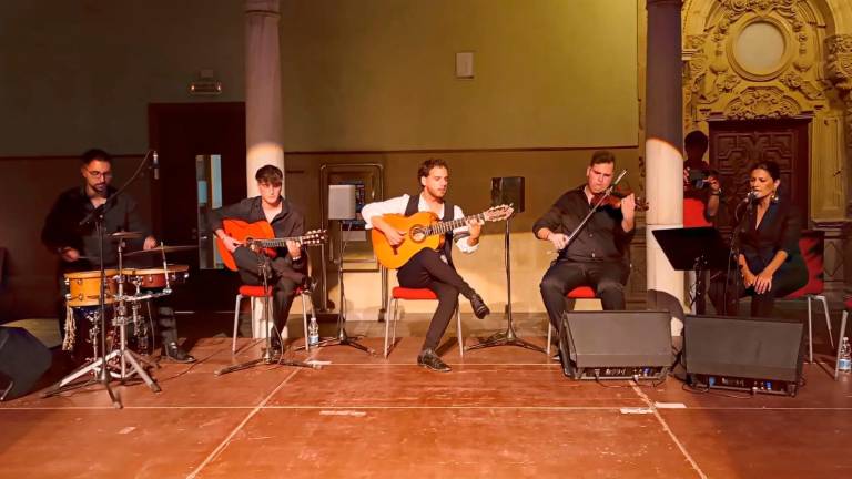 Jonathan Martínez junto su compañía interpretando “La Guitarra Canta” en el Palacio de Jabalquinto de la ciudad de Baeza. / José García Armijo / Diario JAÉN. 