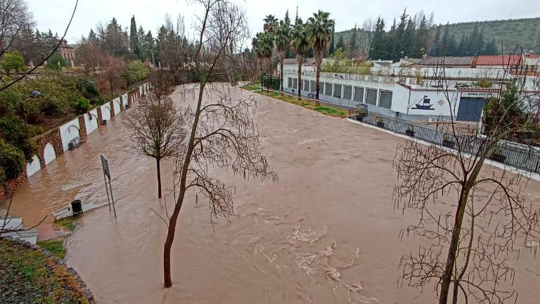 Los ríos Guadalquivir y Aguascebas alcanzan la alerta roja en Mogón