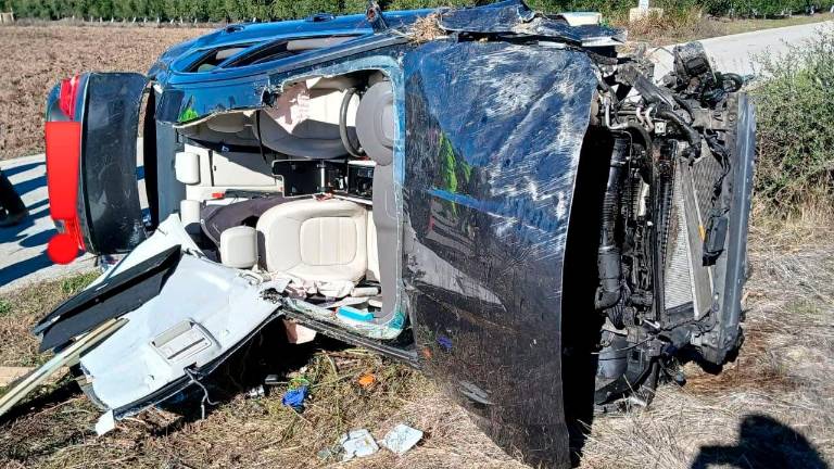 Liberada una mujer atrapada en el coche tras un vuelco en la A-4