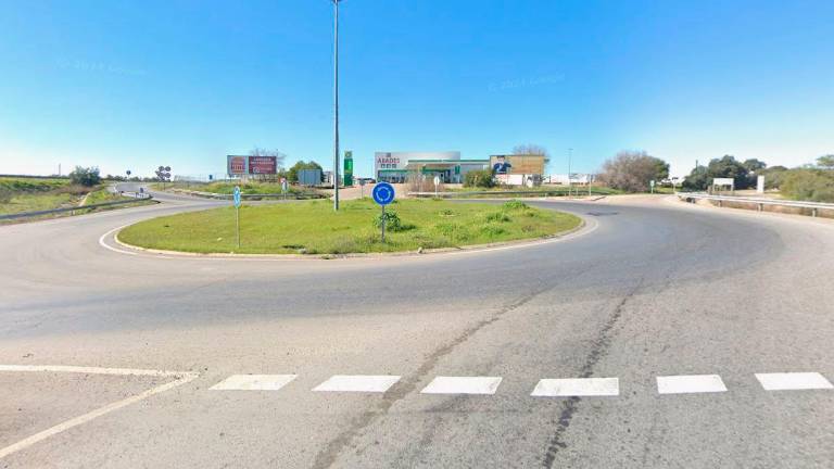 Vuelca un camión pequeño en la rotonda del polígono Guadiel de Guarromán