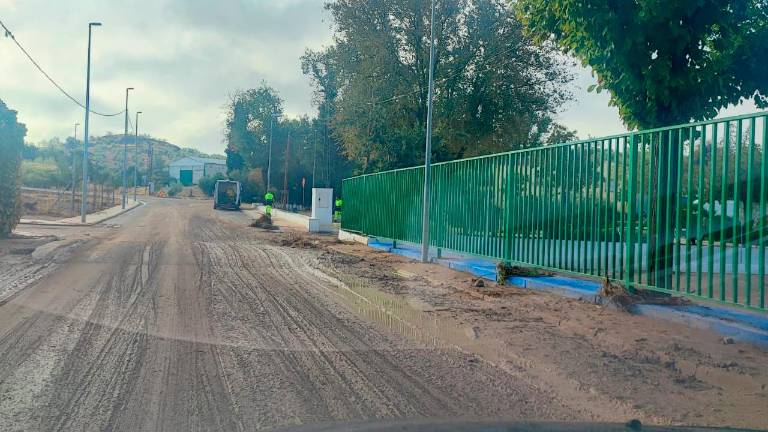 La tromba de agua anega viviendas y arrastra varios coches en Torrequebradilla