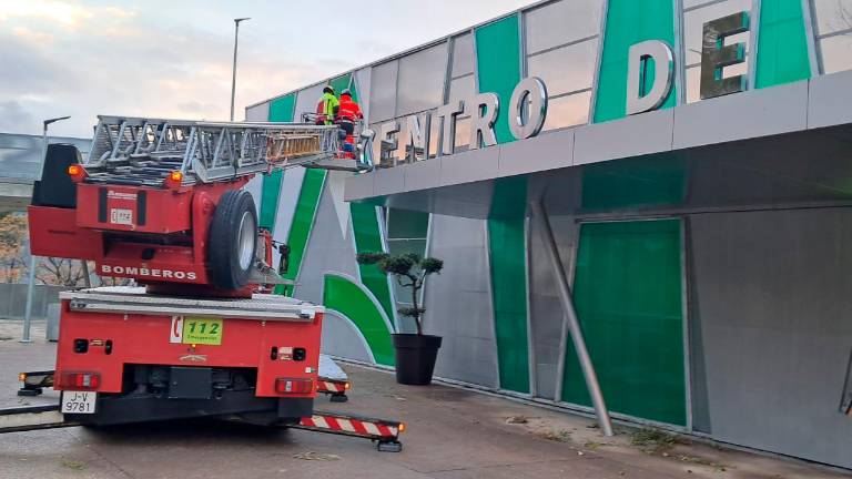 Se desprende una placa de metacrilato de la fachada del Centro de Salud de la Alameda por el viento