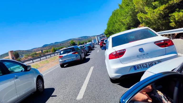 Muere un hombre en un grave accidente en Granada, a metros del límite con Jaén
