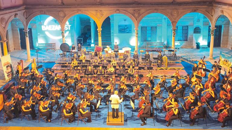<i>Momento de la interpretación de la Joven Orquesta Nacional de España en el marco del patio de la Antigua Universidad de Baeza. / Ana Lechuga / Diario JAÉN.</i>