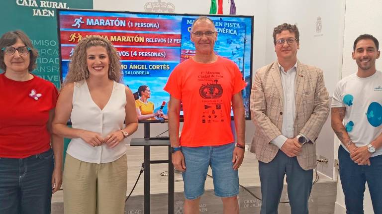 <i>Inés Padilla, Beatriz López, Juanjo Amate, Santiago González y Juan Manuel Martínez, en la presentación. / G. Moreno / Diario JAÉN. </i>