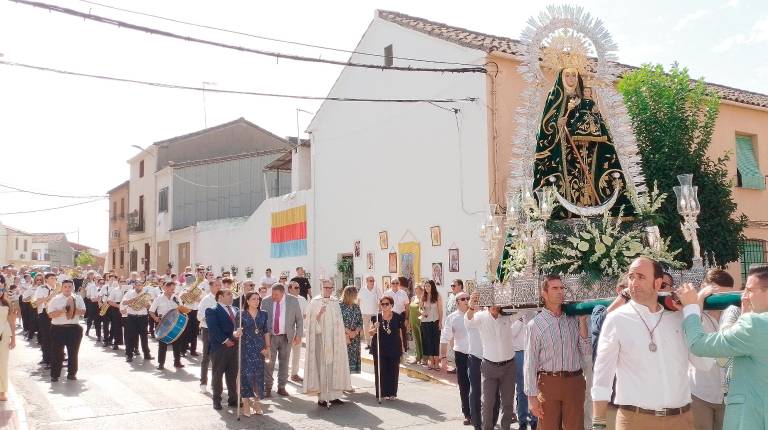 <i>La Virgen de la Consolación durante su procesión por las calles de Castellar. / Jason Moyano</i>