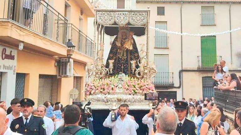 <i>El cortejo vecinal condujo a las patronas desde la Plaza del Pueblo por la Avenida de la Constitución, para continuar por varias zonas clave del pueblo como la Plaza de España o la Avenida de la Constitución. / Ana Lechuga / Diario JAÉN.</i>
