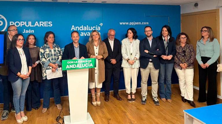 <i>Erik Domínguez, Catalina García y Jesús Estrella junto a los miembros que componen la lista electoral del PP por la circunscripción de Jaén. / F. J. Marín.</i>