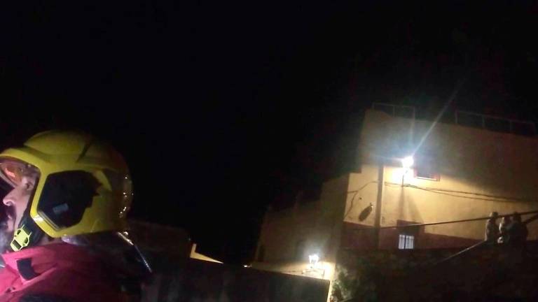 Rescate de una mujer tras un incendio en la calle Las Cumbres. / Ayuntamiento de Jaén.