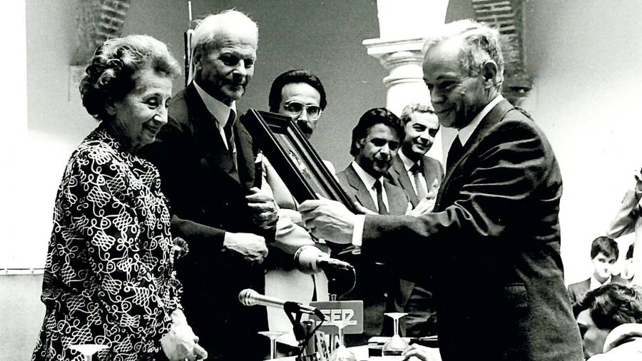$!<i><b>Año 1984</b></i><i>. Luis Berges Roldán recibe el Premio Europa Nostra por la rehabilitación de los Baños Árabes de Jaén, en presencia de López Carvajal, Antonio Ojeda y Leocadio Marín. / Archivo histórico de Diario JAÉN.</i>