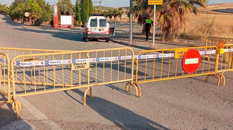 <i>Acceso cortado durante la campaña de control de vertidos ilegales en el Polígono de Los Olivares. / Ayuntamiento de Jaén. </i>
