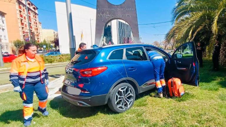 Un coche, empotrado contra el monumento de Donantes de Sangre
