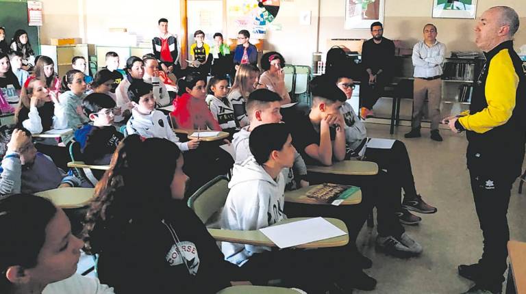 EDUCACIÓN. <i>Dani Rodríguez durante una de las actividades del Jaén FS en colegios de la provincia.</i>