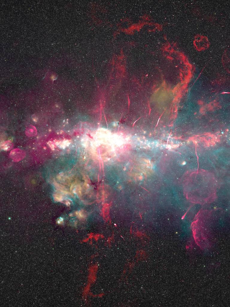 <i>Imagen del centro galáctico obtenida a partir de las observaciones realizadas con distintos telescopios. / CSIC.</i>