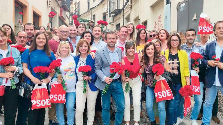 El PSOE y Julio Millán llevan claveles con esperanza a los barrios jiennenses