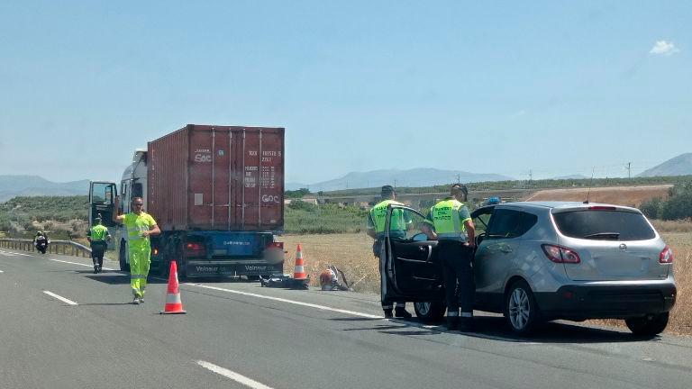 Un accidente entre un turismo y un camión colapsa el tráfico en la A-44