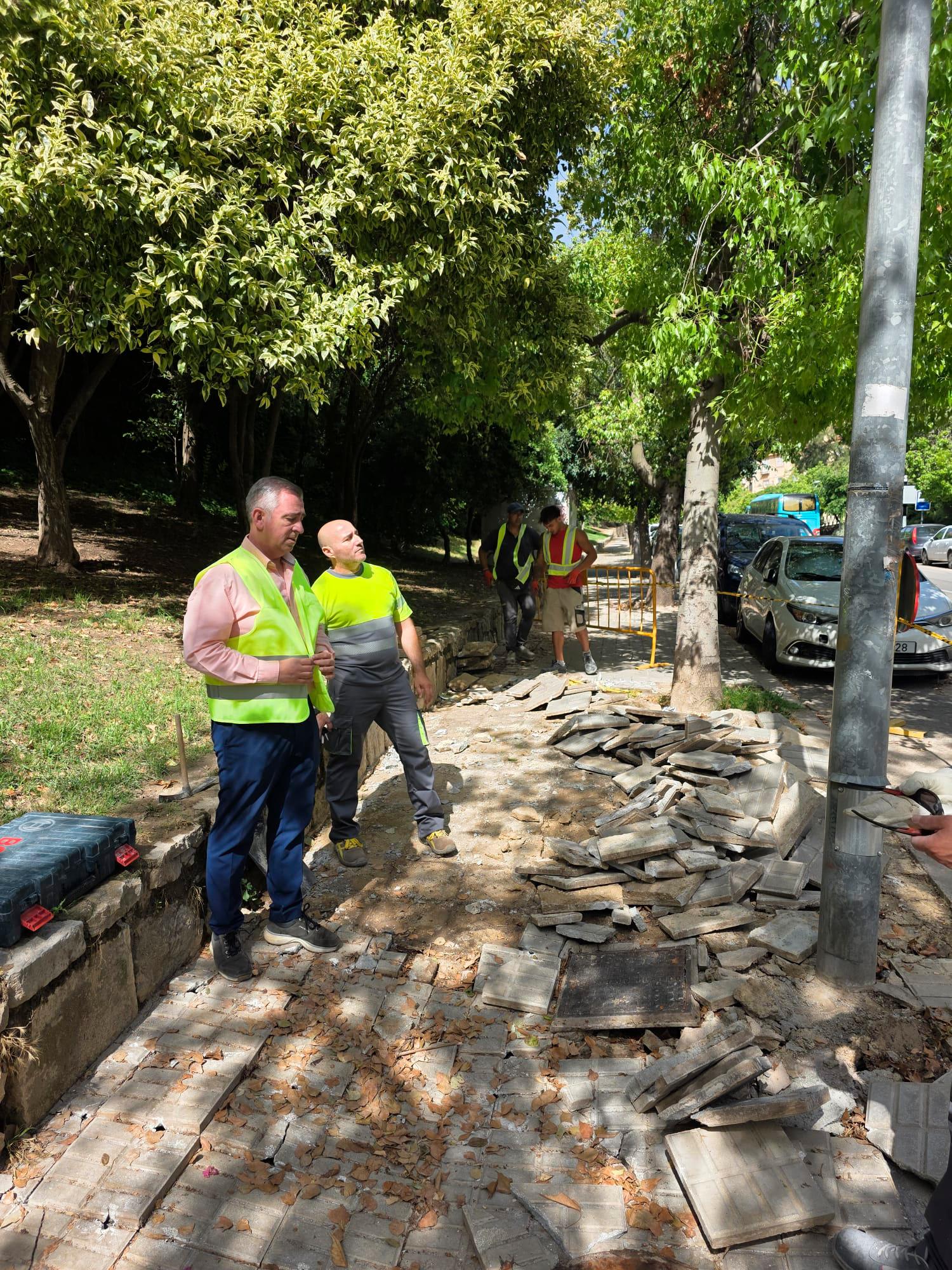 Comienza la reparación del acerado y del saneamiento de Senda de los Huertos