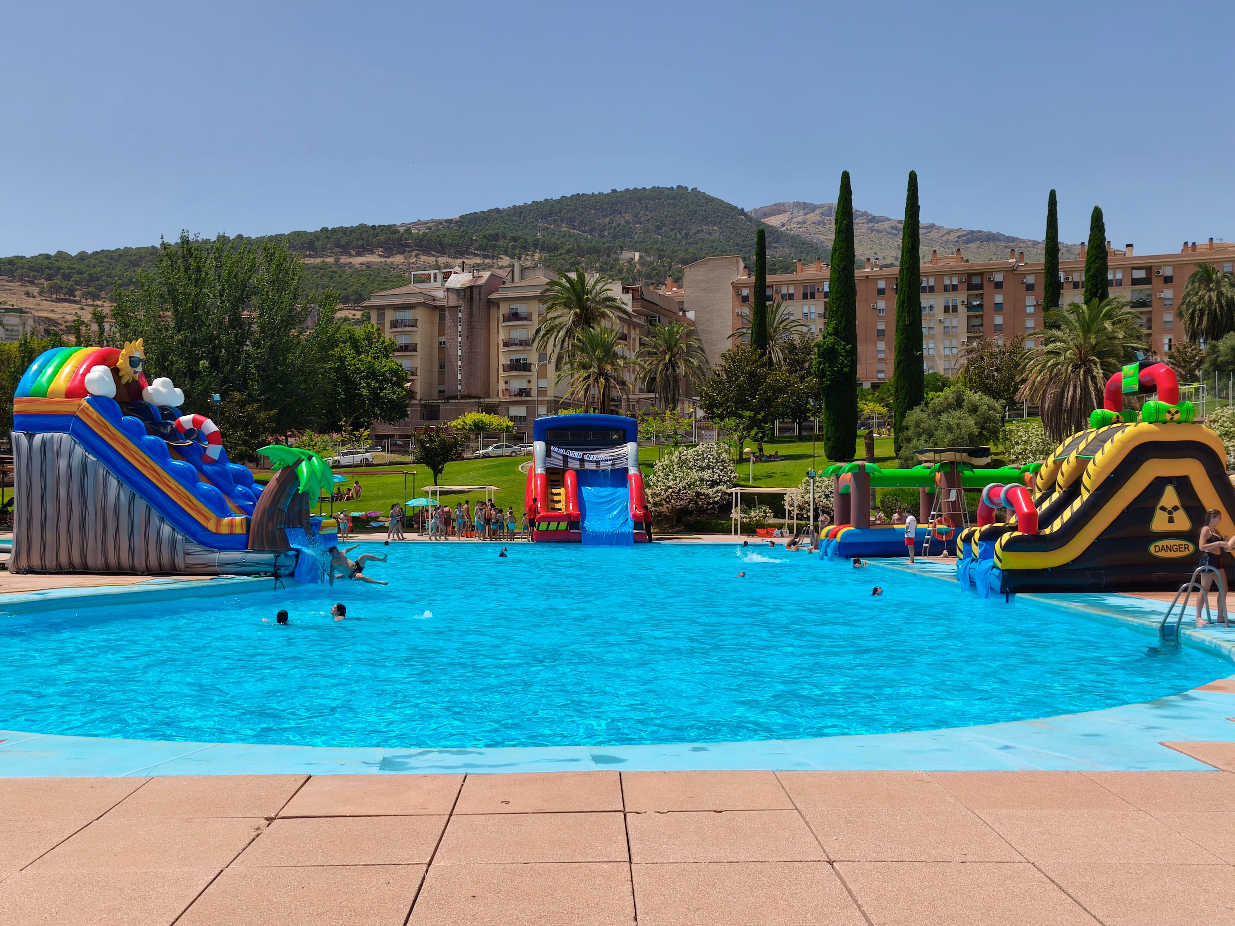 Hinchables, espuma y diversión para aplacar las altas temperaturas en Las Fuentezuelas