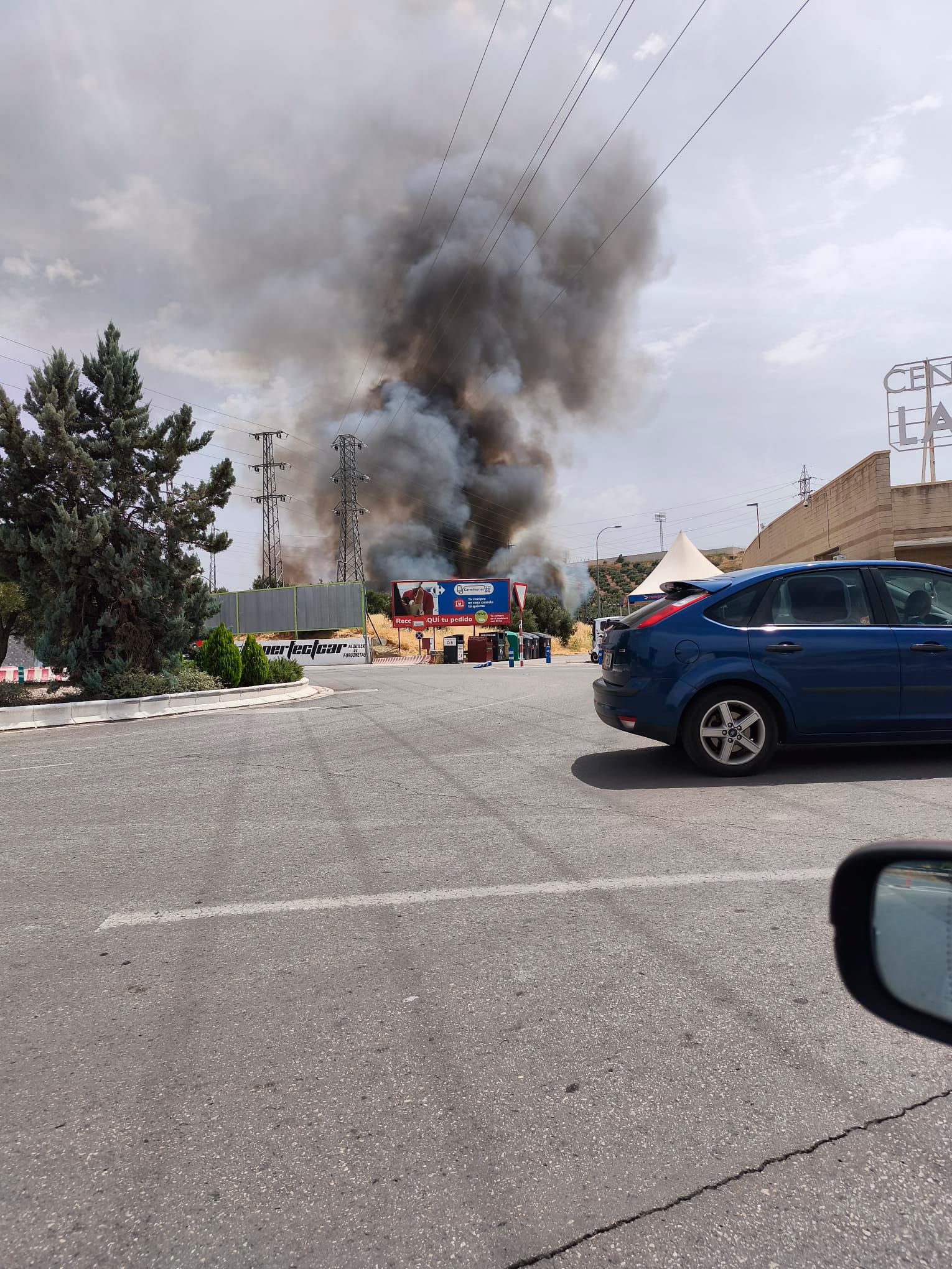 Extinguido el incendio de pasto y rastrojos cerca del Centro Comercial La Loma