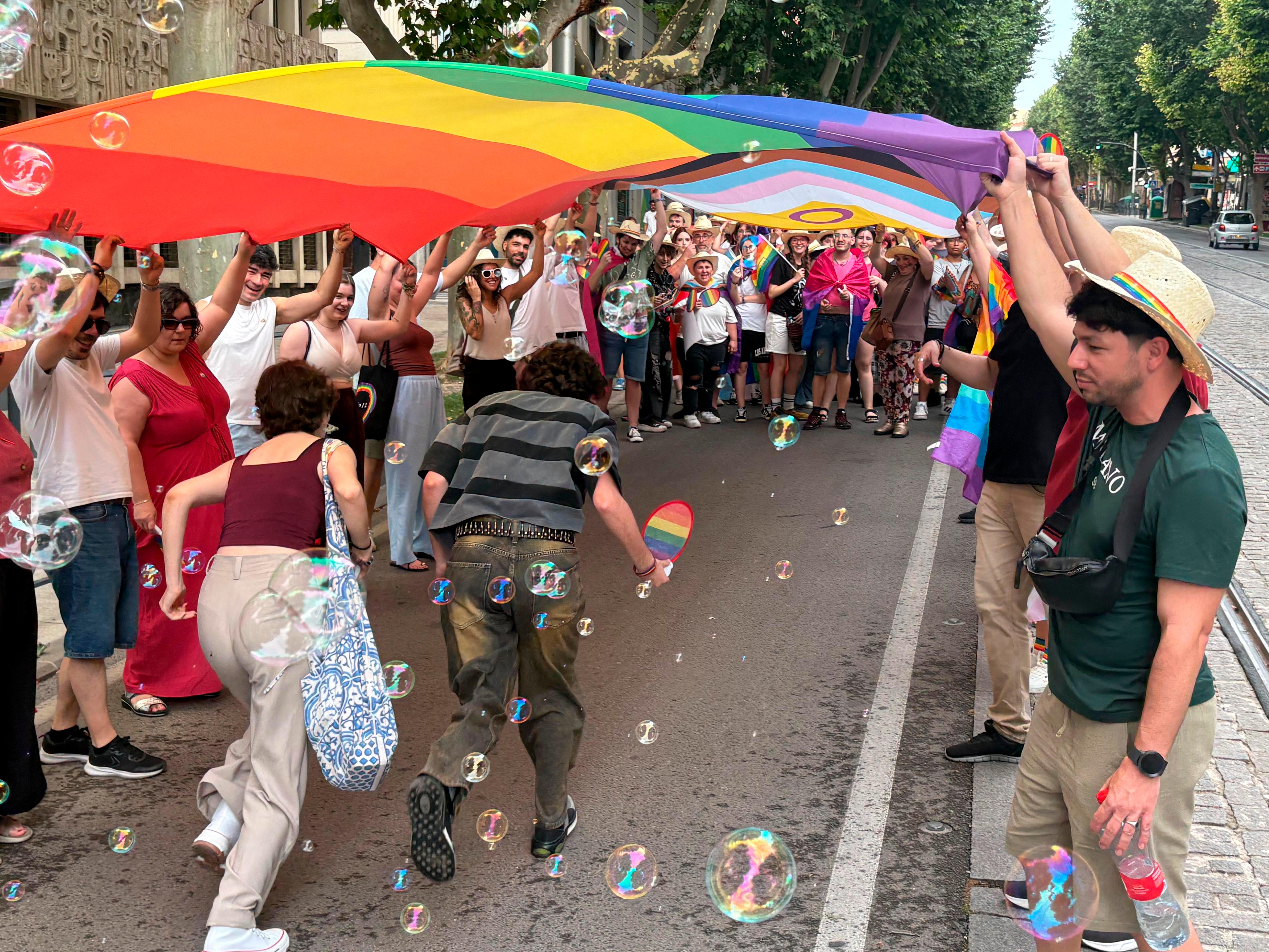 La marea de colores del Orgullo planta cara al odio