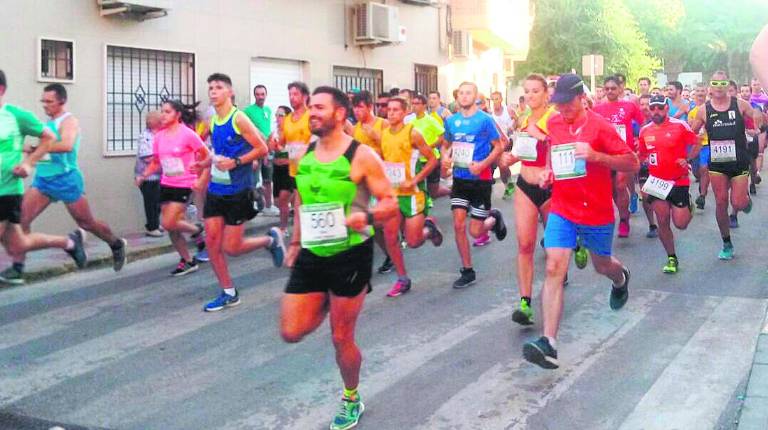 <span style=text-transform:uppercase>competitividad</span><i>. Deportistas de todas partes de España participaron en la categoría para adultos de la carrera celebrada por las fiestas tradicionales. </i>