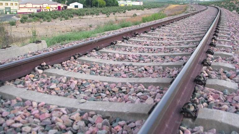 Una vía que pierde su tren