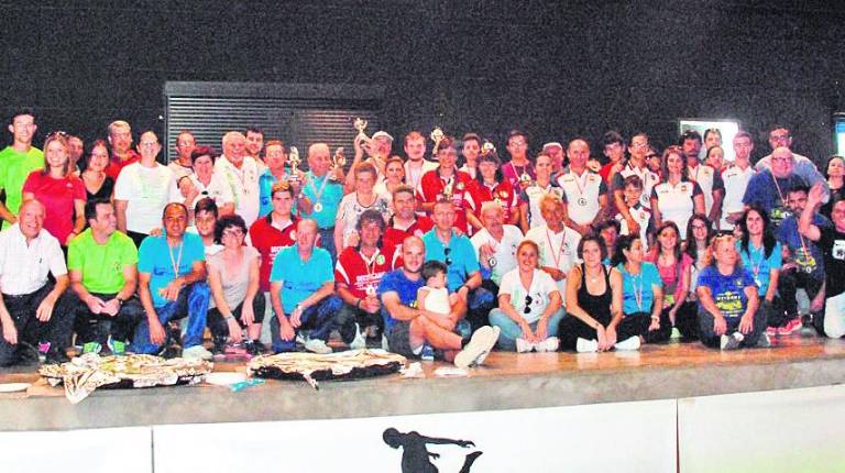 FOTO DE FAMILIA. <i>Los participantes en la Copa de España posan después de disputar la competición en Onda (Castellón).</i>