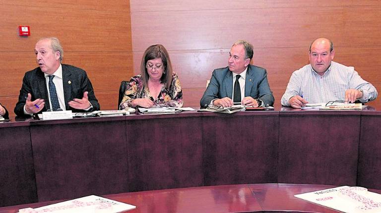 <i>Ricardo Cobo López toma la palabra flanqueado, a su derecha, por Dionisia Carreño Guerrero y a su izquierda, por Aurora Cubero Luque, José Miguel de la Torre Peinado, Juan Galera Olivar e Inmaculada García-Campero Ruiz de León.</i>