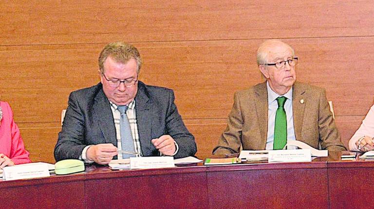 <i>Dolores García Fuentes, Juan Infante Martínez, Marcelino Medina Cuadros y Natalia Migal Reyes prestan atención a sus compañeros del Jurado de los Premios Jiennenses del Año 2017 de Diario JAÉN, durante la reunión para elegir a los ganadores.</i>