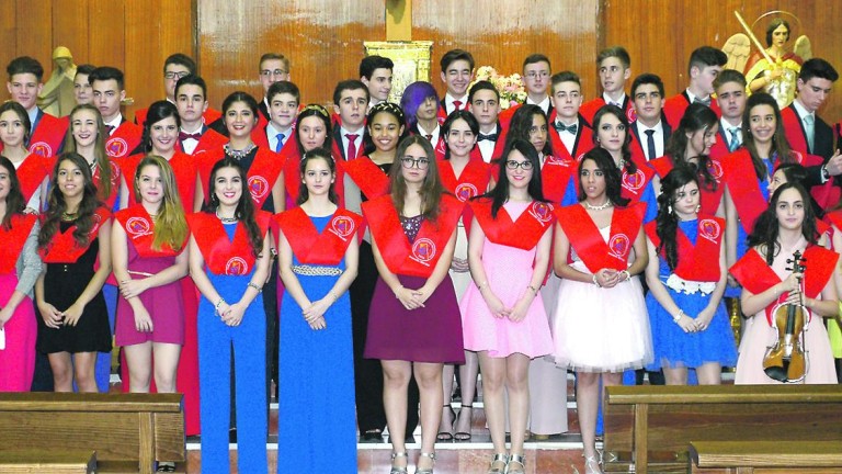 Estudiantes del colegio La Purísima celebran su graduación con un emotivo acto