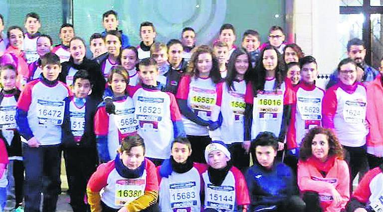 <i>Miles de personas se reunieron en las inmediaciones de la Avenida de Andalucía horas de antes del inicio de la carrera. Grupos de amigos, familias enteras y gente con múltiples y divertidos disfraces se alinearon detrás de la línea de meta y esperaron a que los atletas profesionales comenzasen para arrancar ellos detrás y disfrutar de una cita deportiva que es un símbolo de la provincia de Jaén.</i>