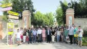 FOTO DE FAMILIA. Los profesores de “La Laguna”, con la alcaldesa de Baeza, el delegado de Empleo y los alumnos, a las puertas de la hacienda. 