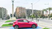 PUBLICIDAD. Coche-anuncio, estacionado junto al Monumento de las Batallas, en el Paseo de la Estación. 