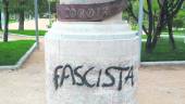 Los vándalos “decoraron” los monumentos con pinturas insultantes.