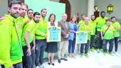 RECUERDO. La plantilla, el técnico y el presidente posan con Ana Cobo, delegada del Gobierno andaluz, y Pilar Salazar, delegada de Cultura, Turismo y Deporte.