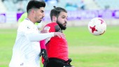 ACCIÓN. Víctor Armero intenta robarle el balón a un jugador de la UD San Pedro en el partido de ida en La Victoria.