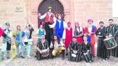 espectáculo.Zancudos, acróbatas y otros personajes en la ermita de Jesús del Llano de Baños de la Encina.