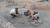 TRABAJOS. Dos arqueólogos descubren los restos en la que debió ser una “mansio” de época romana. 
