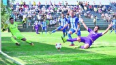 ENCUENTRO. El jugador del Real Jaén, Migue Montes, tras golpear el esférico en el partido de ida ante el Atlético Malagueño. 