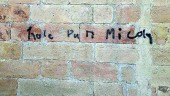 PINTADA. Frase escrita con grafiti sobre uno de los muros de piedra de la basílica de Santa María la Mayor.