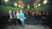 CINE. Ana Morillo, Paqui Medina, Beatriz Martín y Manuela Ledesma, y aspecto de la sala de Multicines La Loma momentos antes de la proyección.