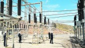 SUPERVISIÓN. Operarios de Endesa realizan los trabajos de control de la red eléctrica. 