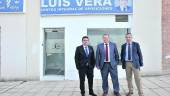 OPOSICIONES. Pedro del Pozo, Luis Vera y Juan Pedro Moreno, ante la entrada de la academia.