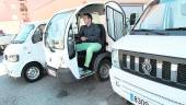 SERVICIOS. Jerónimo García, en uno de los vehículos adquiridos por la Administración local.