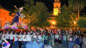 FIELES. Los vecinos suben al caso histórico para contemplar la solemne procesión de Nuestro Padre Jesús.