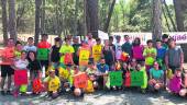 JUVENTUD. Rosa Barranco y Francisco Miranda posan con los menores participantes en la actividad.