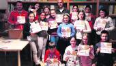 CONCIENCIACIÓN. Alumnos y docentes, con los libros de cuentos, en la biblioteca municipal alcalaína.